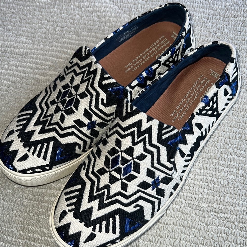 Womens NWOT TOMS SNEAKER